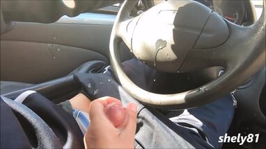 Муж снимает частное видео, как жена мастурбирует за рулем